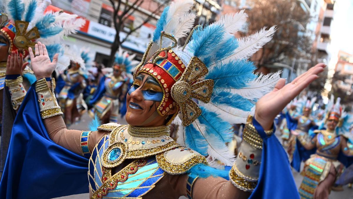 Una integrante de la comparsa Los Lingotes, ganadora del gran desfile del Carnaval de Badajoz la pasada edición.