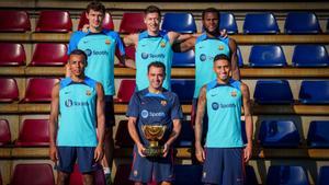 Xavi y los fichajes de este verano posan con el trofeo antes de su primer Gamper