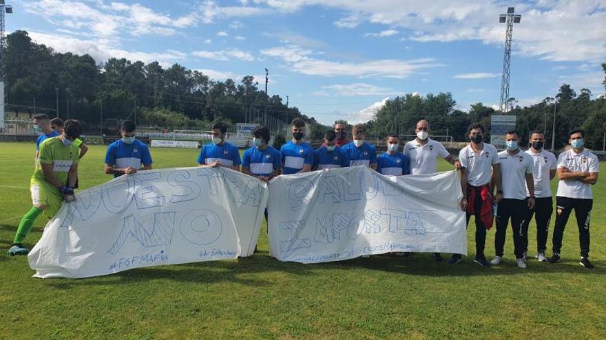 Los jugadores del Gran Peña muestran una pancarta de protesta en el arranque del partido. // FDV