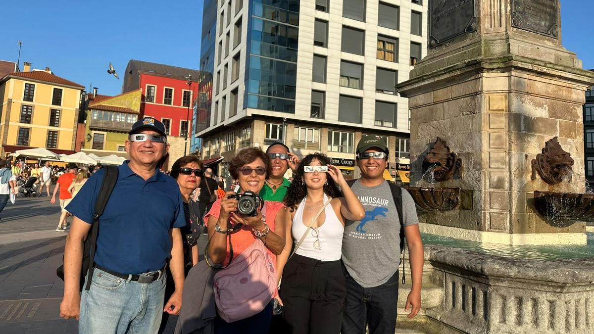 Una familia de México cruza el Atlántico para ver el eclipse en Gijón: "Está padrísimo el fenómeno"