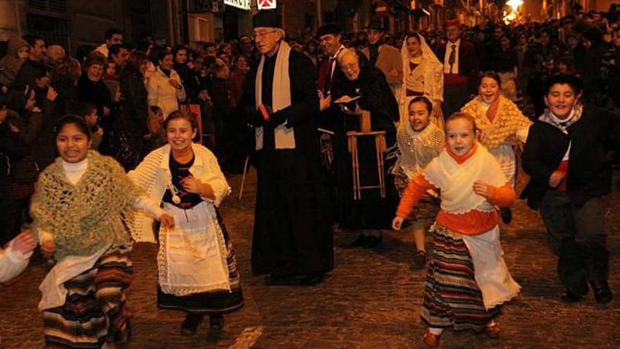 El Bando llena de público las calles de Alcoy a pesar del mal tiempo