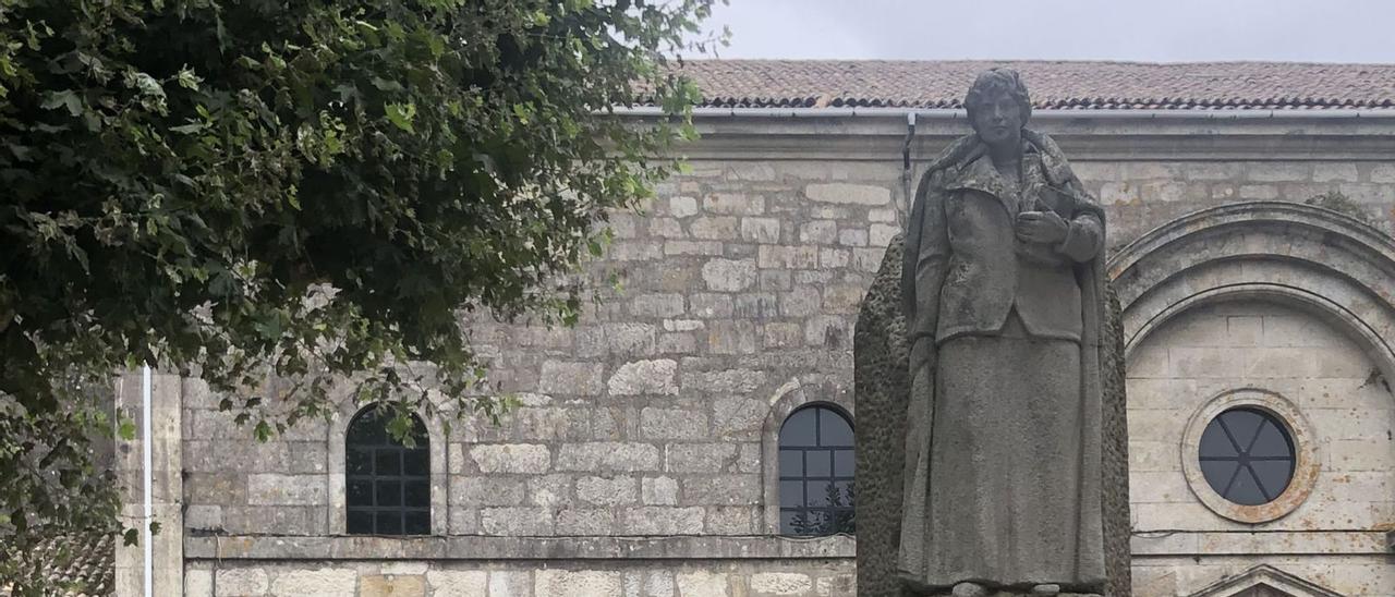 Monumento a Rosalía en la casa-museo dedicada a ella.