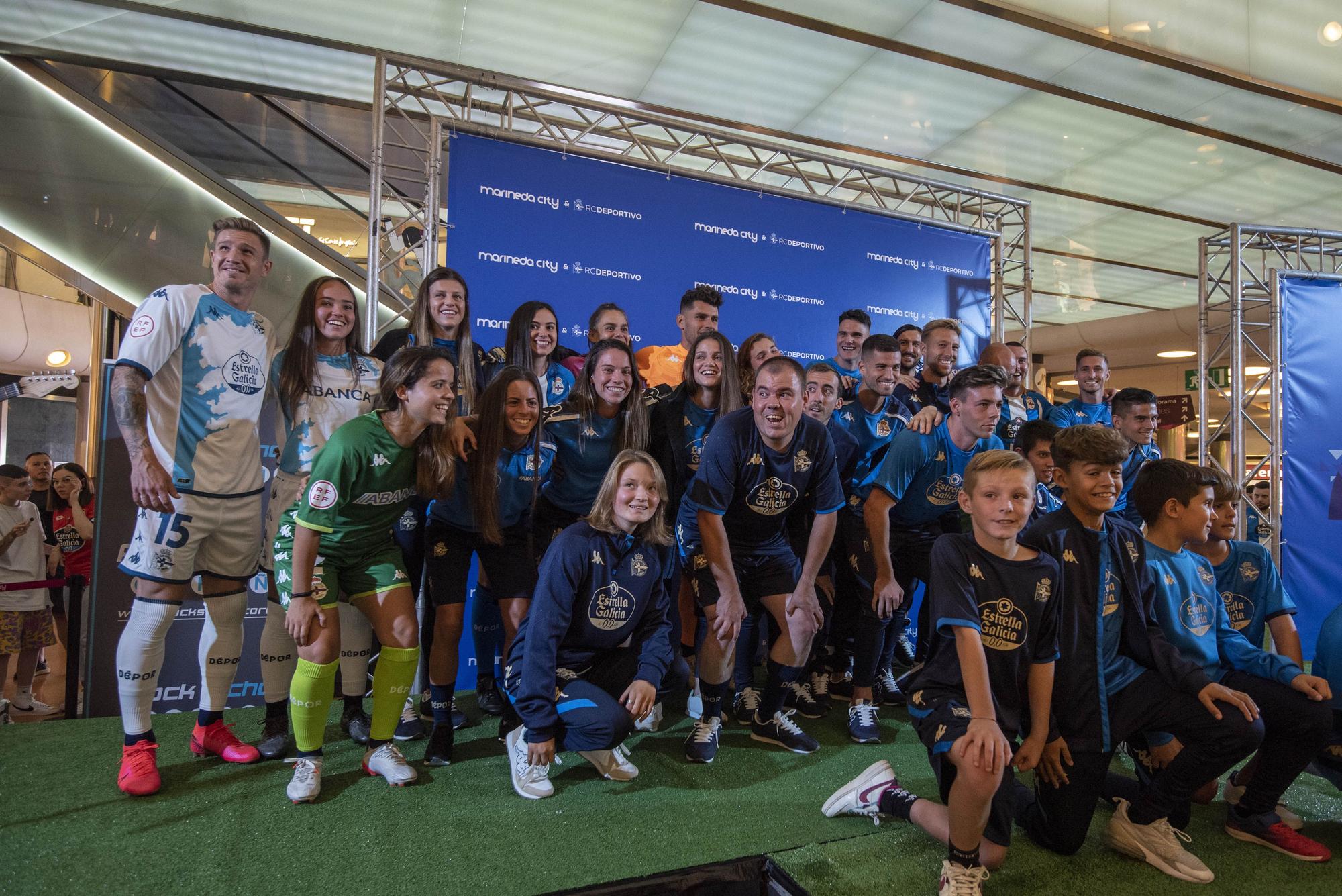 Nuevas equipaciones del Dépor: Baño blanquiazul y más de 20.000 abonados