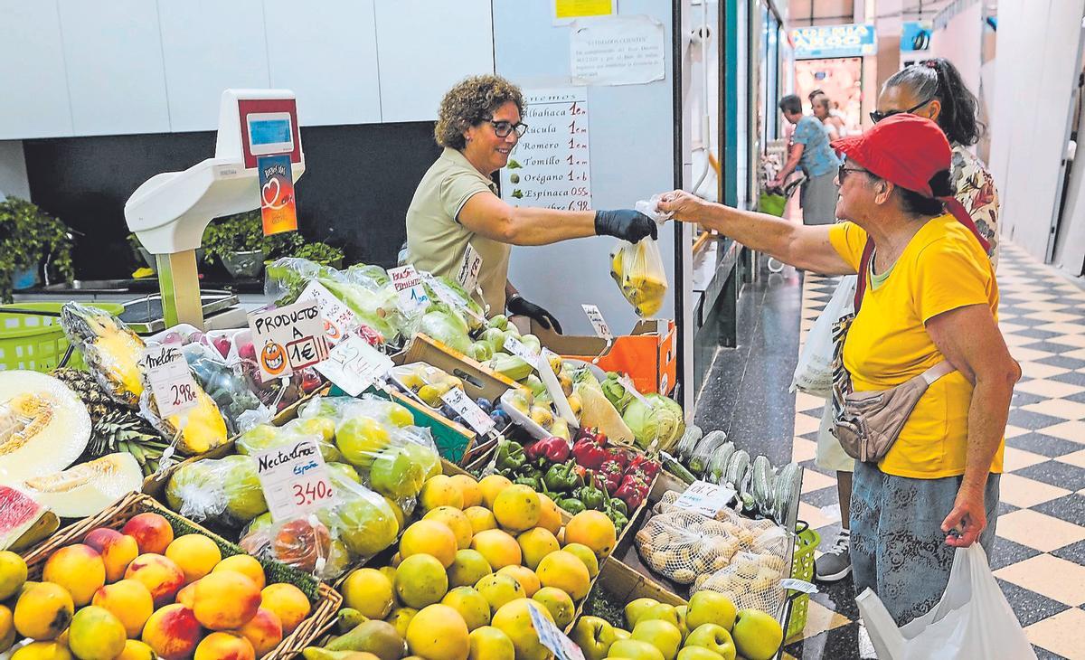 Una señora compra fruta y verdura en uno de los puestos del Mercado Central, en la capital grancanaria.