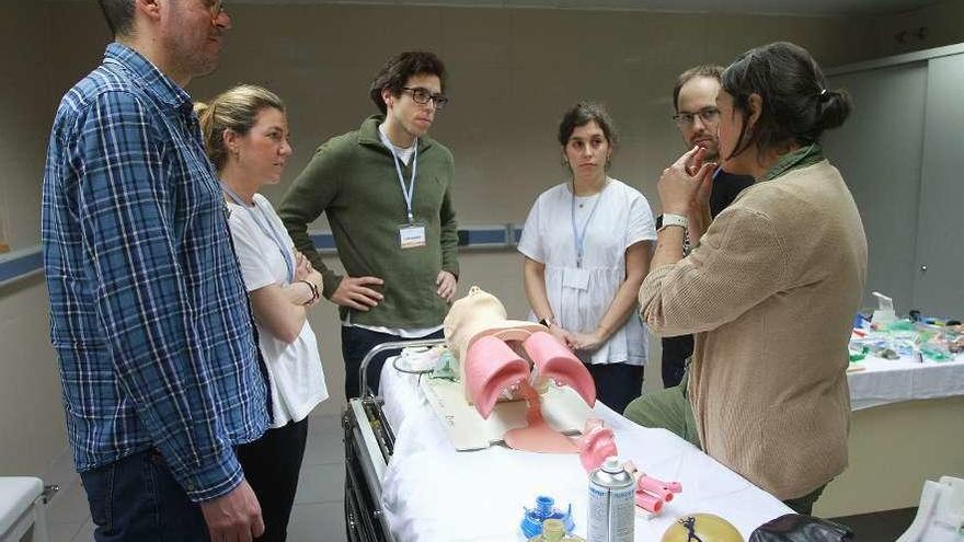 El curso es práctico y se desarrolla en la aula de simulación de la delegación de Sanidad. // Iñaki Osorio