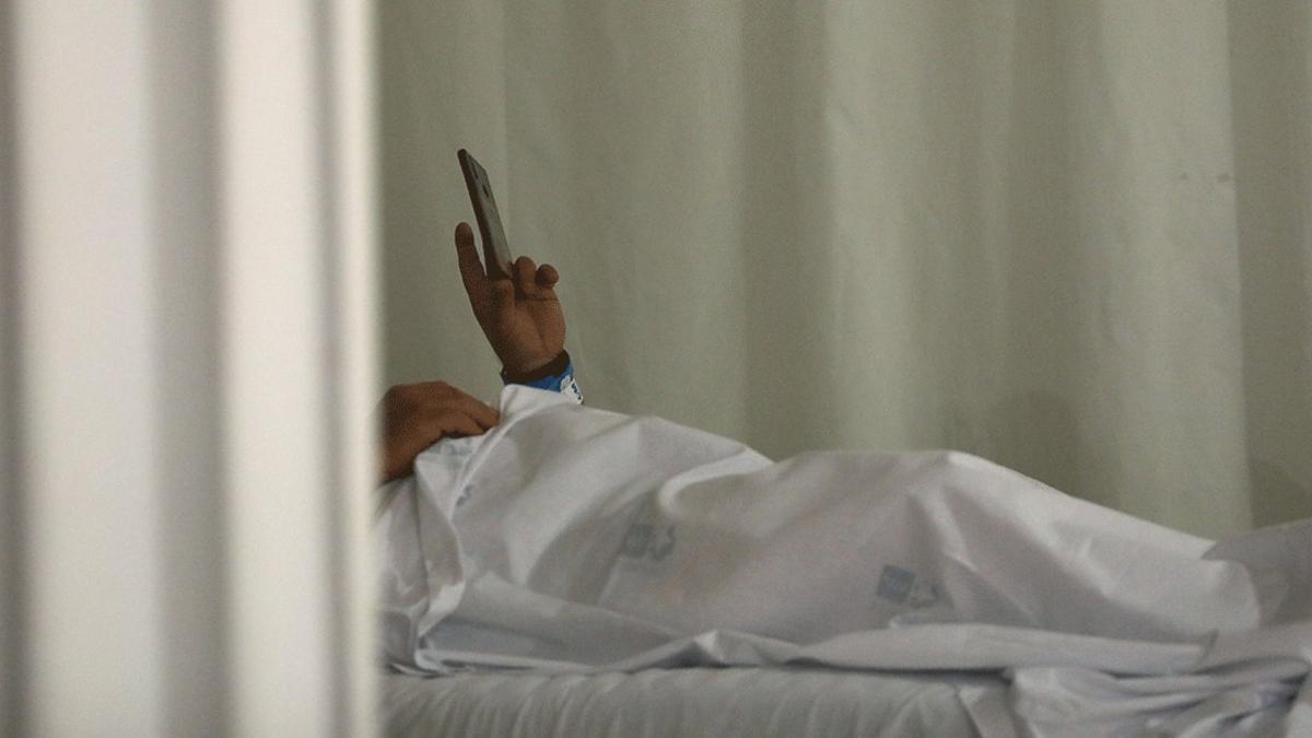 Un paciente del Hospital Infanta Sofía de Madrid consulta su teléfono móvil, el 8 de mayo