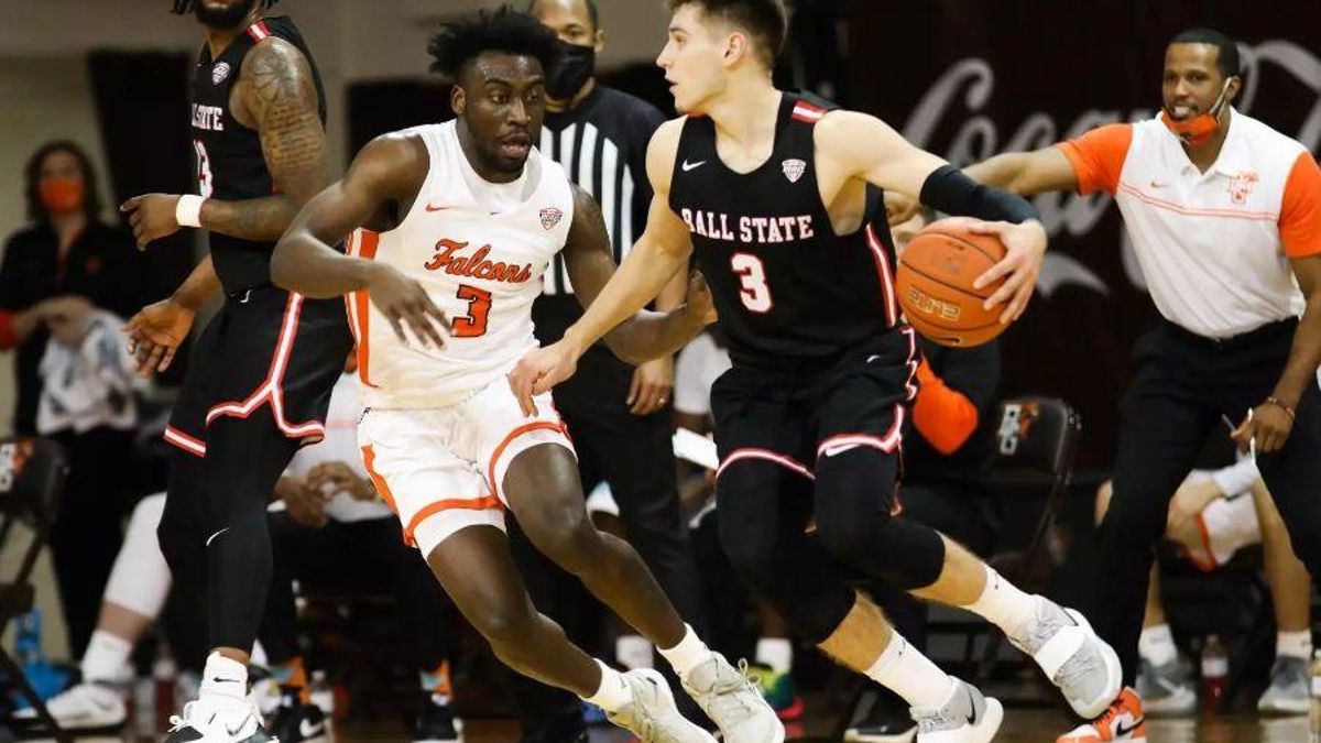 Teemu Soukas, con el balón, en una imagen de su paso por la NCAA