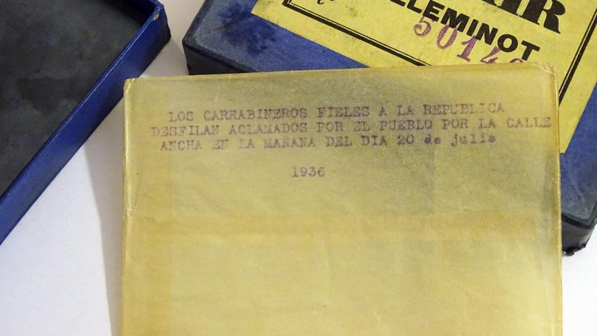 Sobre vacío en el archivo Puig Farran. En él se puede leer: ¿Los carrabineros fieles a la República desfilan aclamados por el pueblo por la calle Ancha¿.