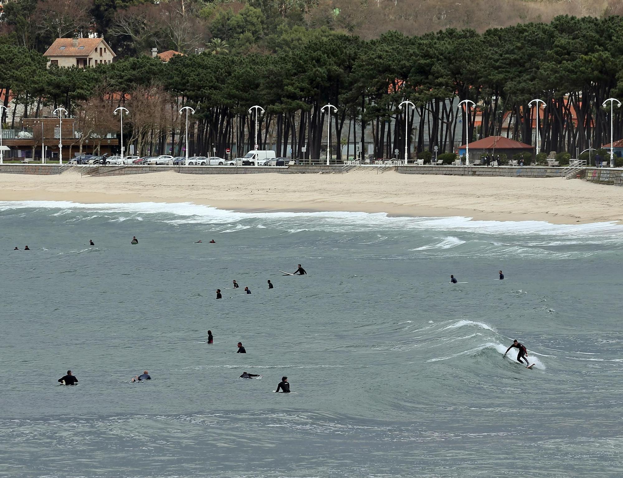 Surfistas practicando junto a la desembocadura del río Lagares y la playa de Samil