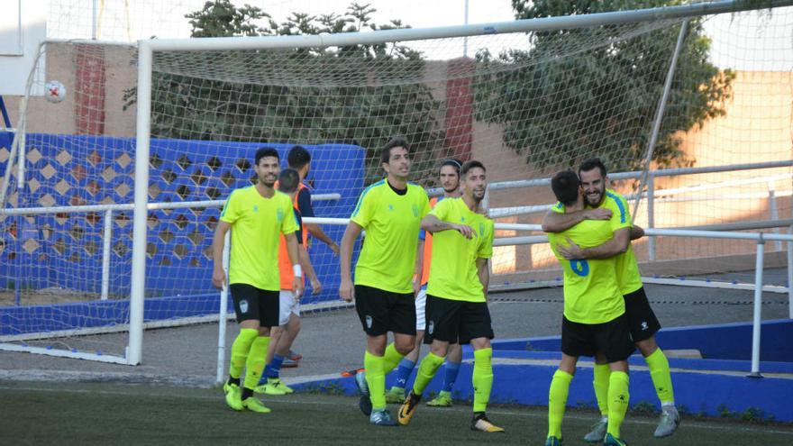 Los eldenses celebran el gol del triunfo en la primera vuelta.