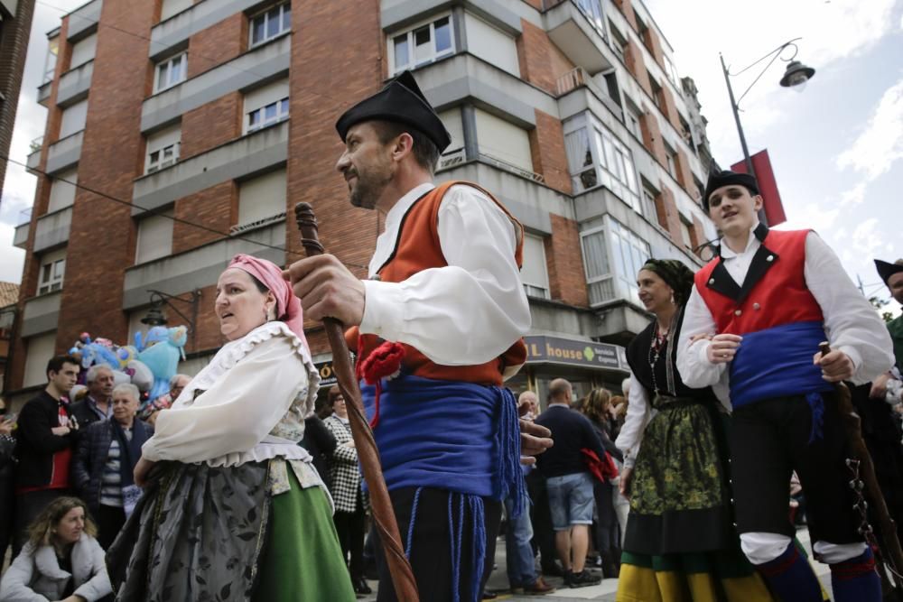 Desfile en Pola de Siero para celebrar los Güevos Pintos