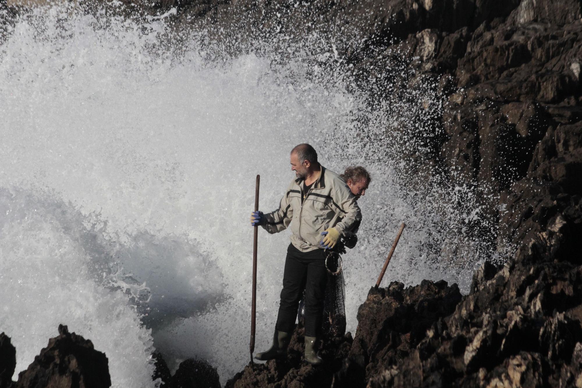 Percebeiros de Cangas vuelven al "manicomio" de la Costa da Vela