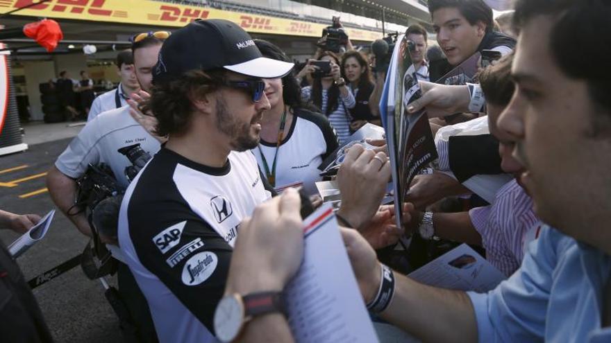 Fernando Alonso firma autógrafos en México.