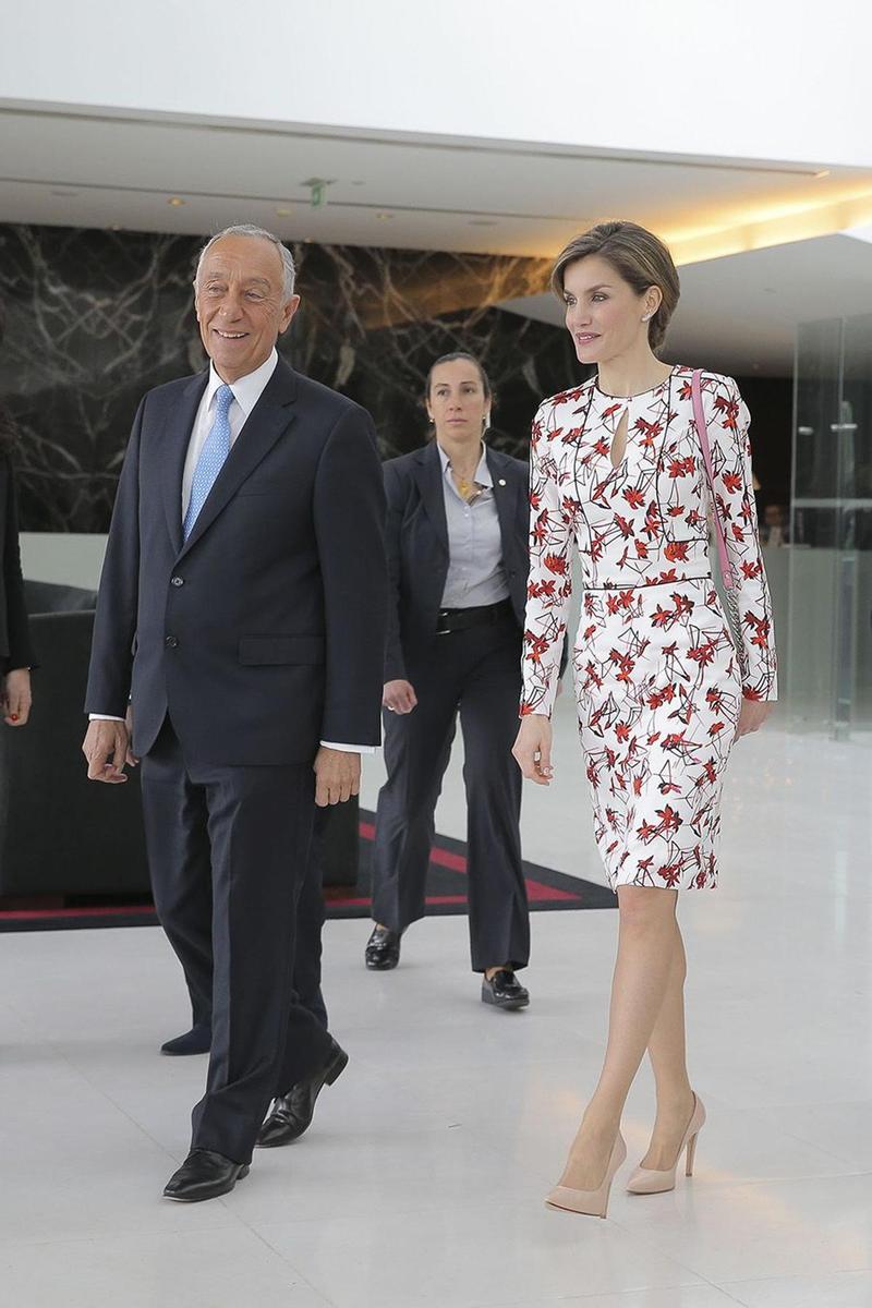 Letizia Ortiz con vestido flora de de CH Carolina Herrera y bolso de Uterqüe