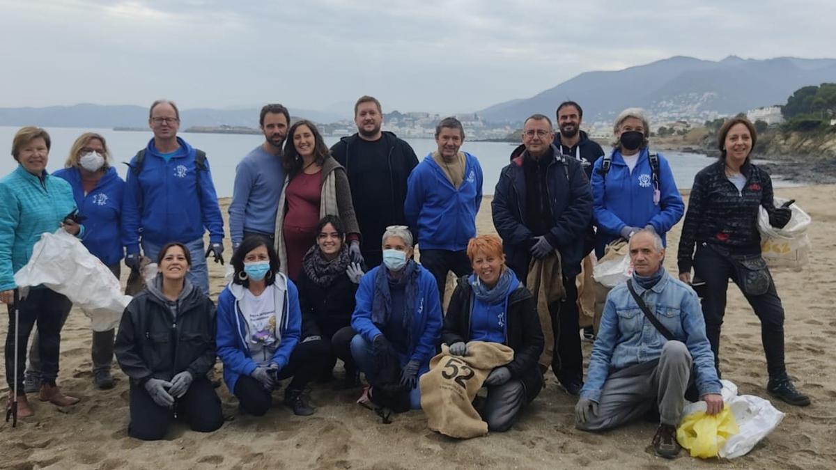 El grup de voluntaris que ha recollit la platja de Grifeu aquest matí de diumenge 21 de novembre