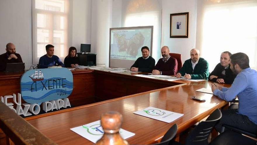 Reunión de la empresa con responsables del Concello de Bueu por el Plan de Mobilidade. // Gonzalo Núñez