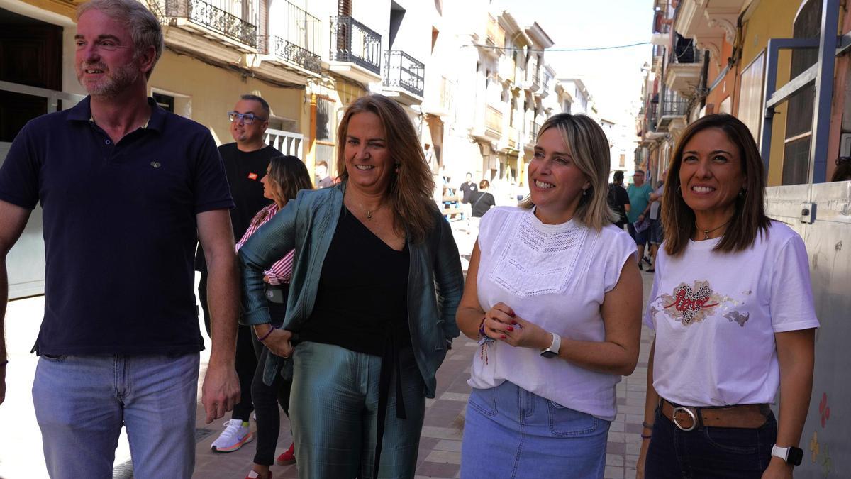 Els diputats Óscar Clavell i Soledad Cruz-Guzmán, amb Marta Barrachina i l'alcaldessa d'Almassora, María Tormo.