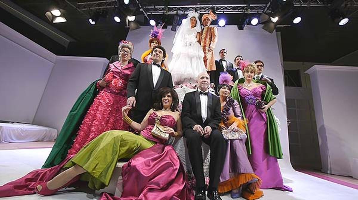 El grupo teatral presenta su espectáculo ’Campanadas de boda’.