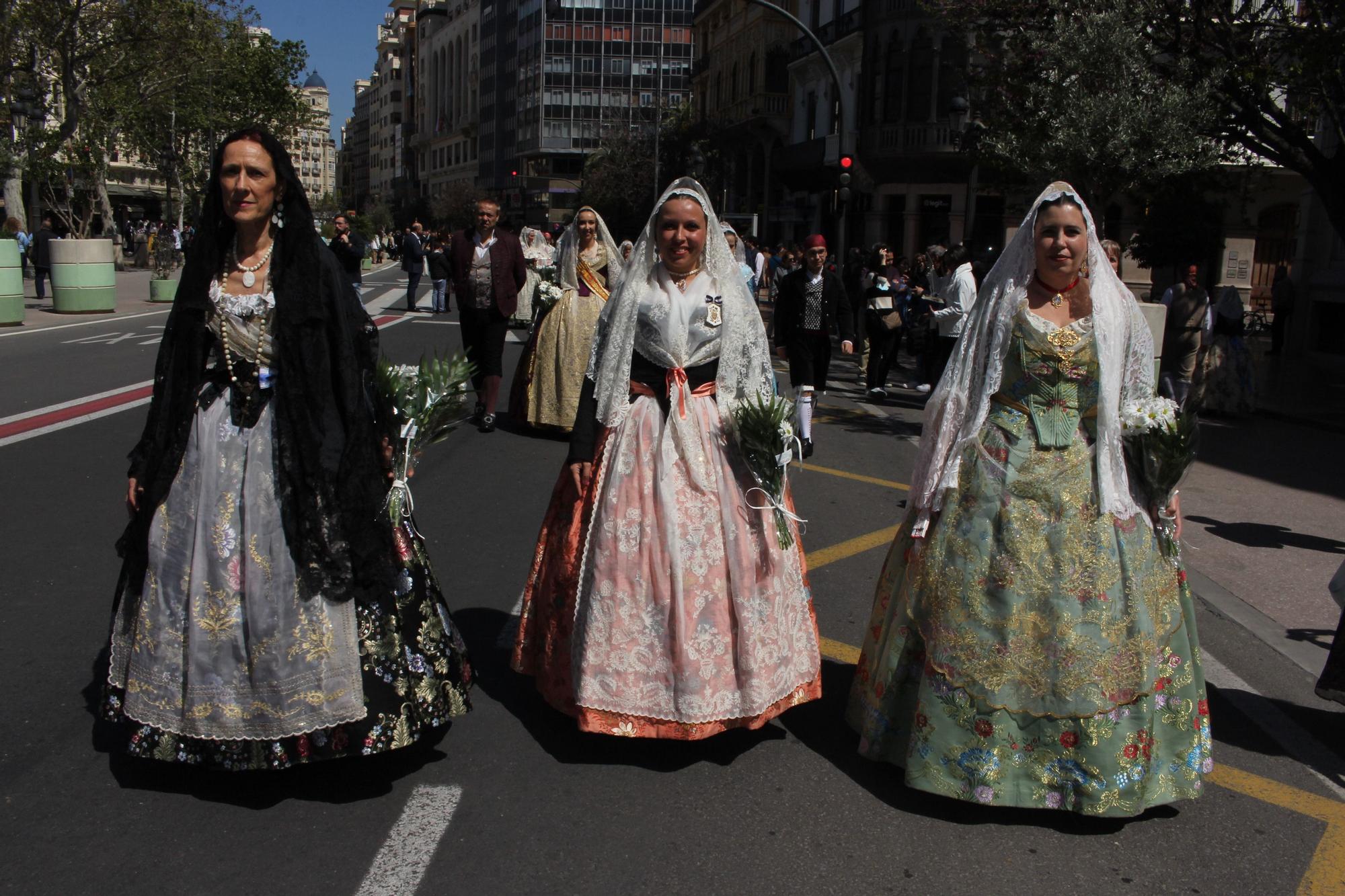 El desfile de falleras mayores en la Ofrenda a San Vicente Ferrer