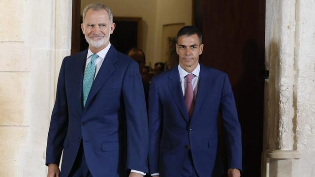 El rei Felip VI i Pedro Sánchez, ahir al palau de l’Almudaina, a Palma. | BALLESTEROS / EFE