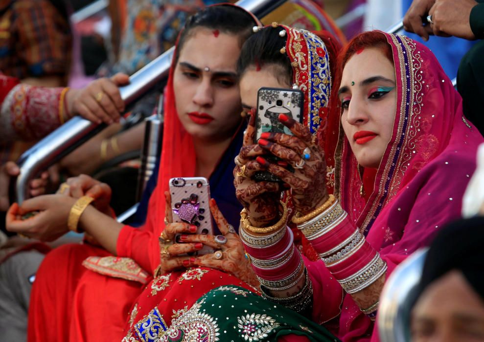 Devotos sikh se toman un 'selfi' en el festival Baisakhi de Hassan Abdal, Pakistán.