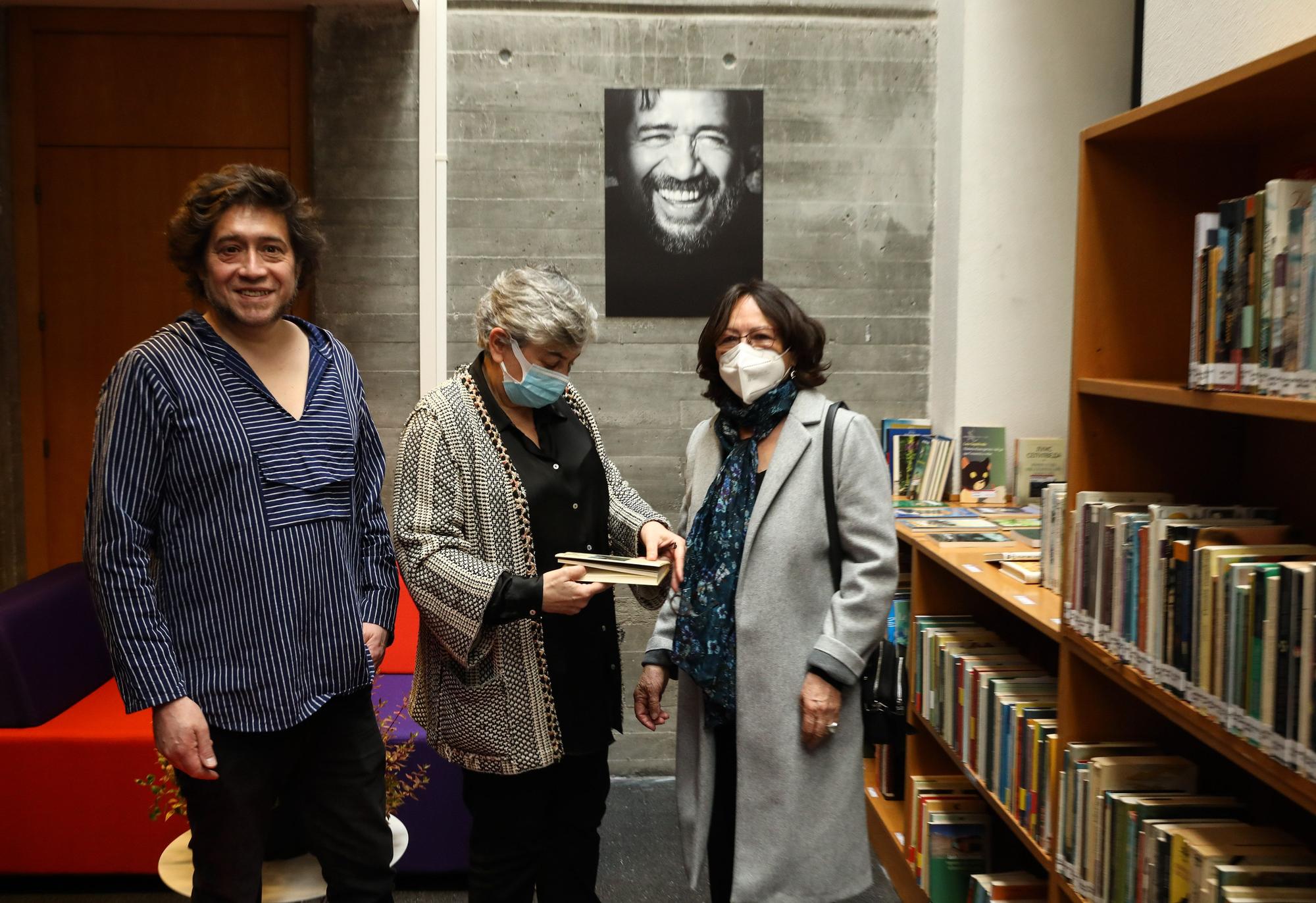 En imágenes: Homenaje a Luis Sepúlveda en la biblioteca de El Coto