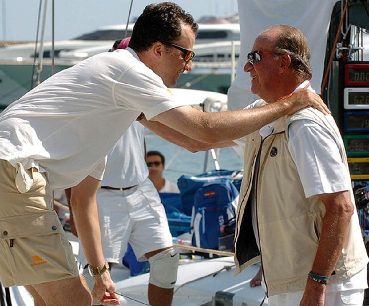Juan Carlos felicita a su hijo, Felipe, en la regata Breitling de las Baleares, en el 2005.
