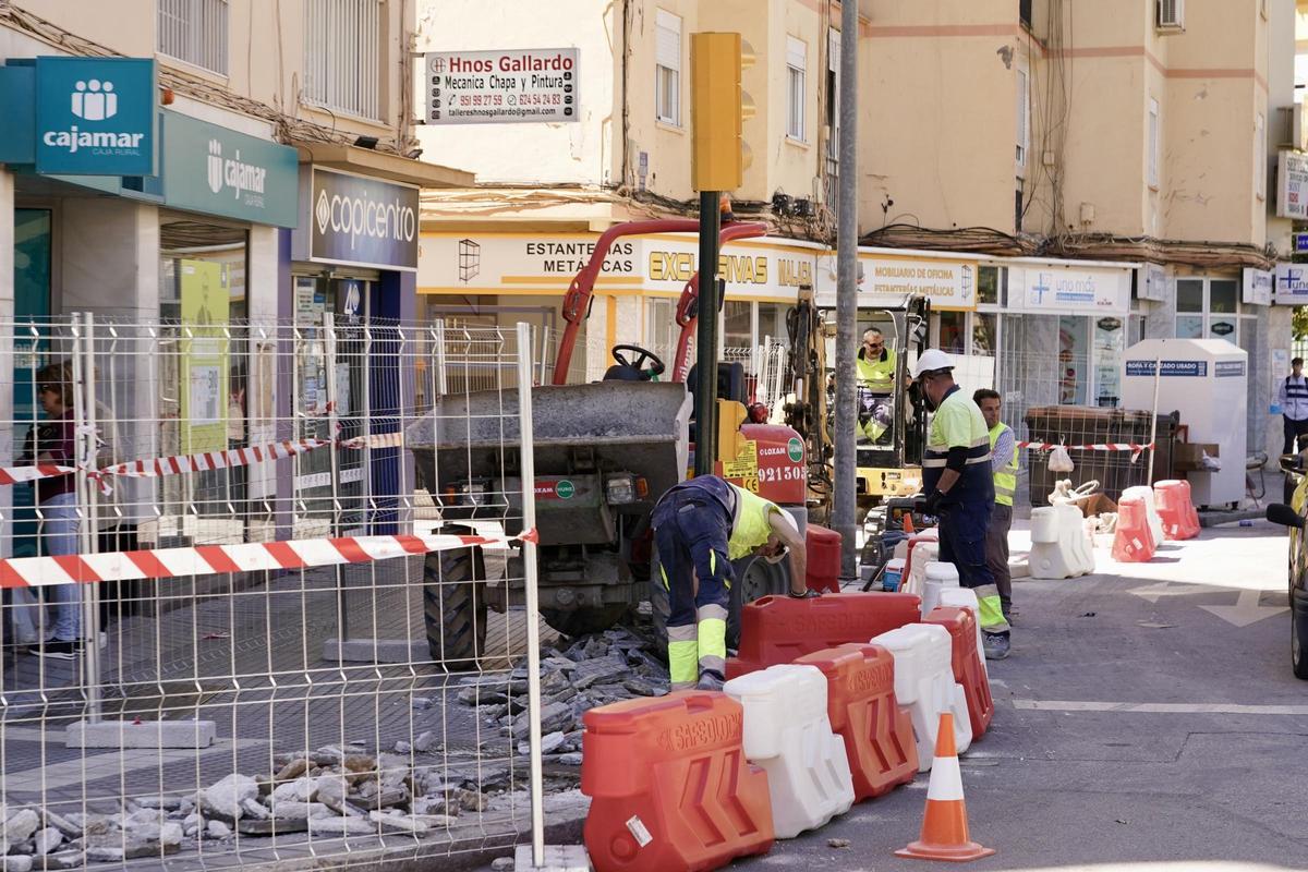 Obras del acerado de la rotonda de las Chapas en el inicio del Metro