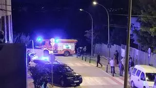 Un cotxe s'incendia al costat de l'escola Sant Ignasi de Manresa