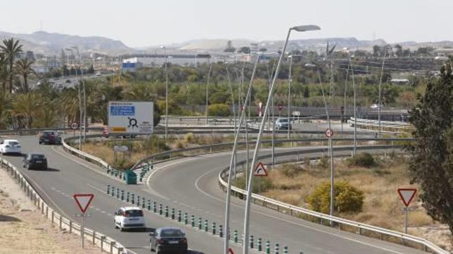 La mejora de los accesos viarios al aeropuerto lleva años de retraso.