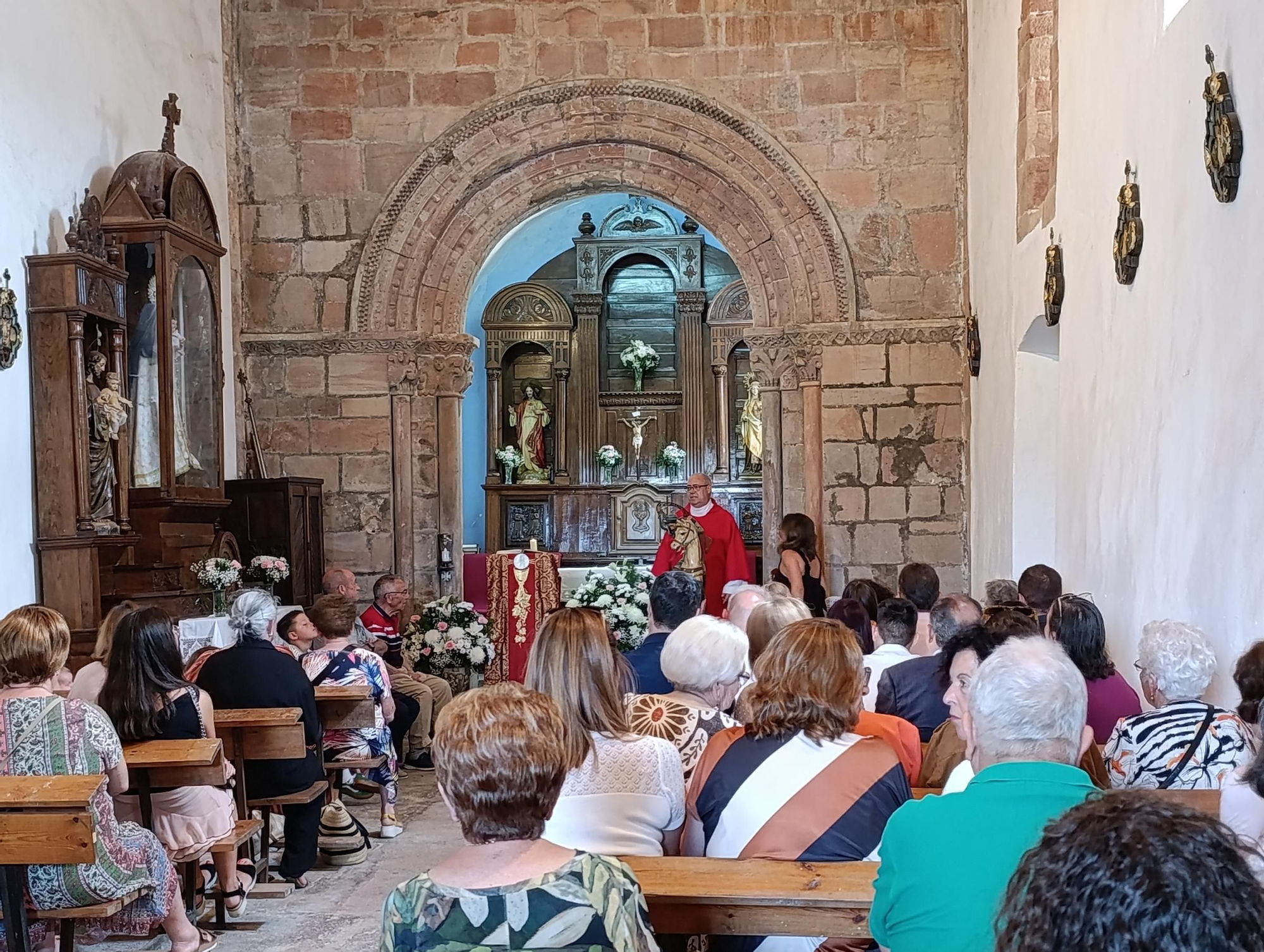 Arlós inicia sus fiestas con una misa en honor a Santiago