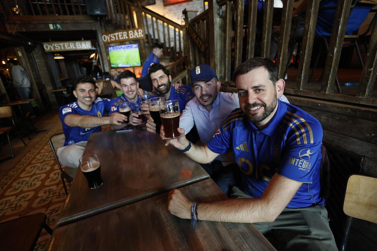 En imágenes: El oviedismo tiñe Madrid de azul en una previa muy asturiana