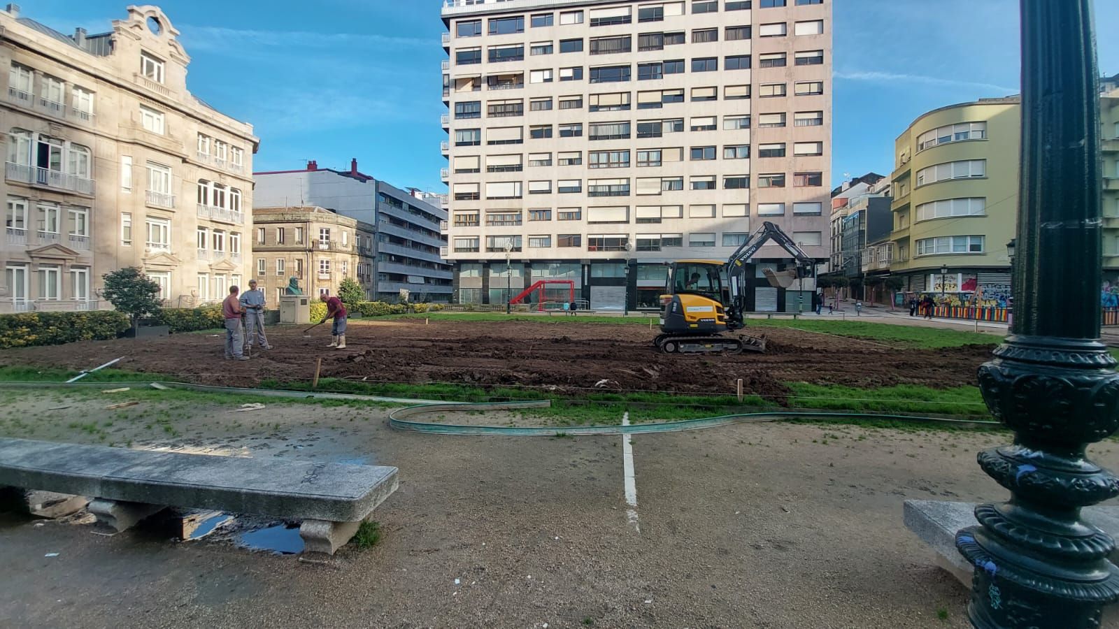 Trabajos en la Plaza de Portugal para habilitar la pista de hielo.