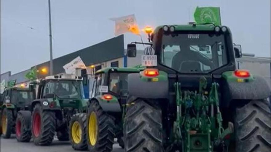 Vídeo | Los primeros tractores salen de Los Palacios y Villafranca