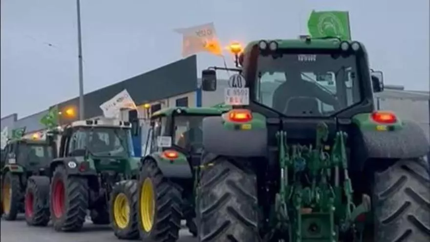 Vídeo | Los primeros tractores salen de Los Palacios y Villafranca