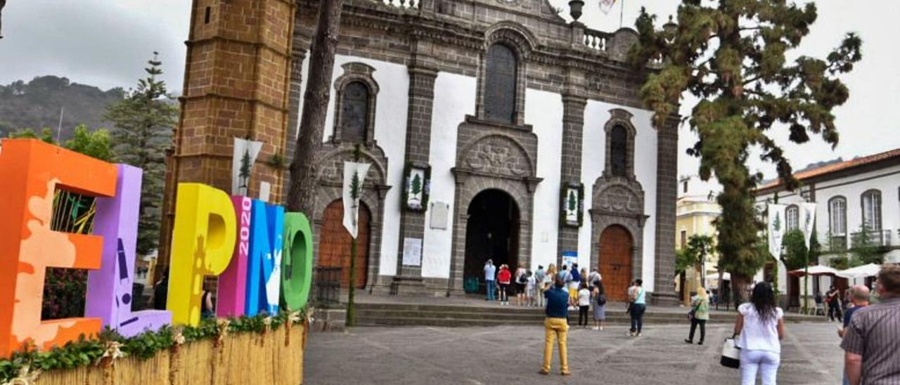 La Basílica del Pino muestra el cartel propio de sus fiestas.