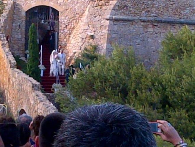Imagen de la novia, Ana Ortiz,  llegando junto a su padre al Castillo de Tamarit