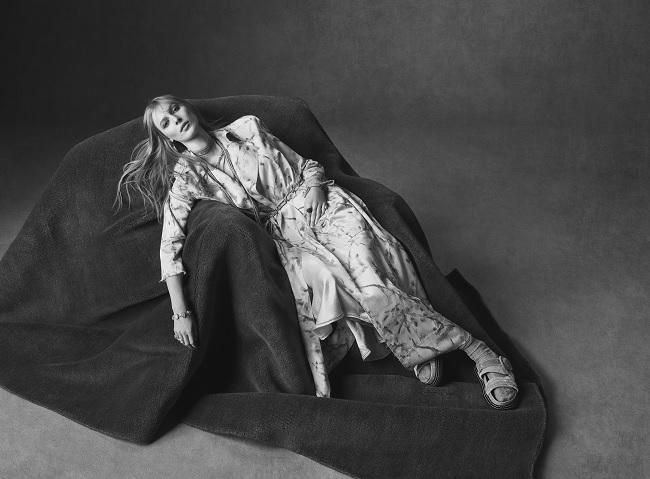 Vestidos fluidos y un calzado cómodo confeccionado en terciopelo son el mejor ejemplo del nuevo estilo que Zara ha resucitado