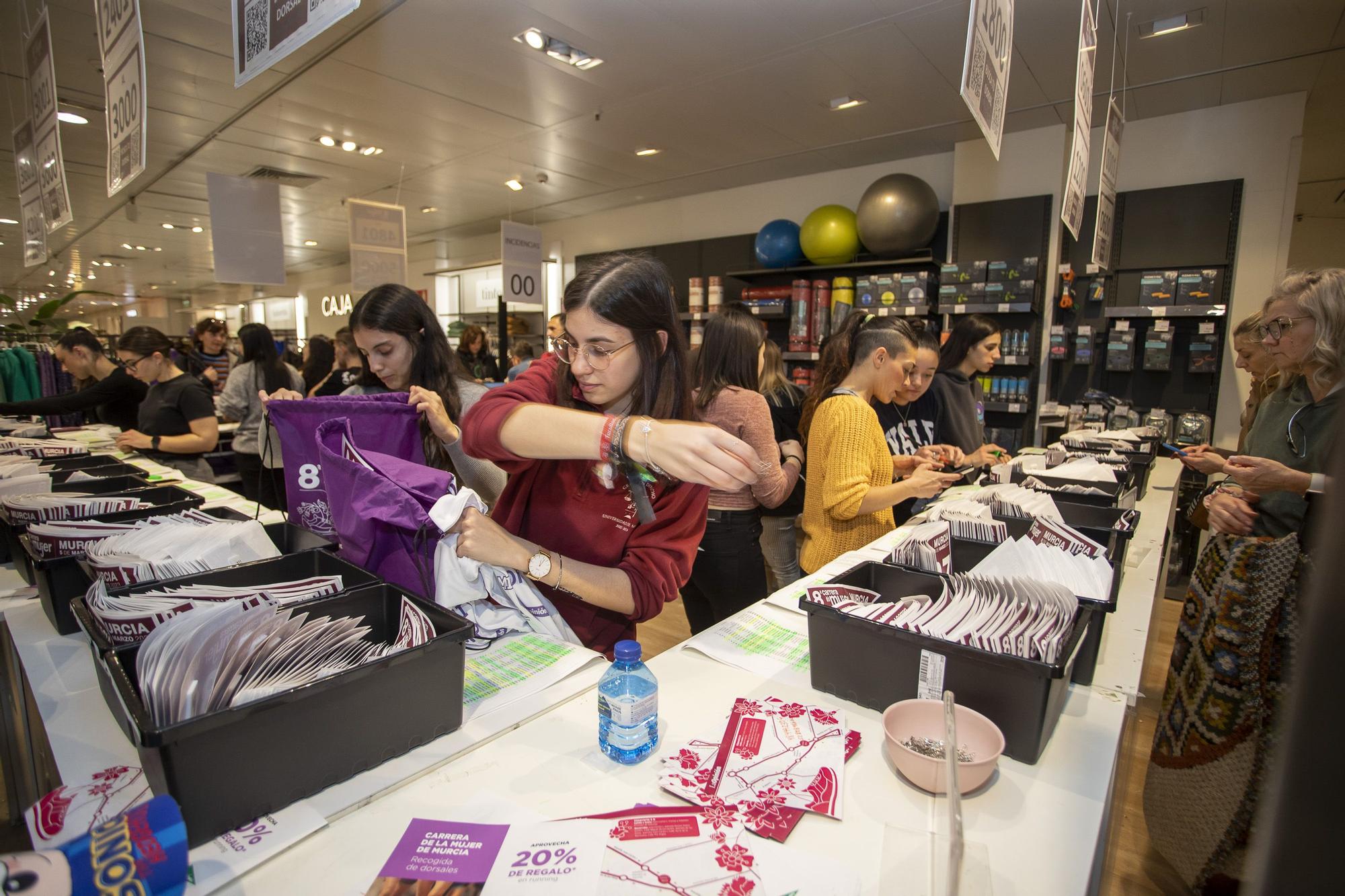 Entrega de dorsales de la Carrera de la Mujer (viernes por la tarde)