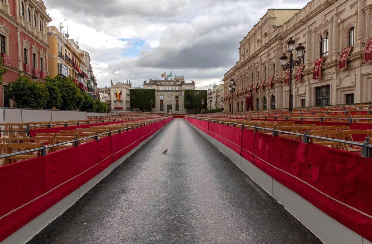 FOTODELDIA-GRAF4052 SEVILLA, 19/04/2019,- Una solitaria paloma deambula entre los palcos vacíos de la carrera oficial tras la suspensión de la salida de varias Hermandades a causa del elevado riesgo de lluvia durante la tarde del Viernes Santo en la Semana Santa de Sevilla. EFE/Julio Muñoz / HORIZONTAL