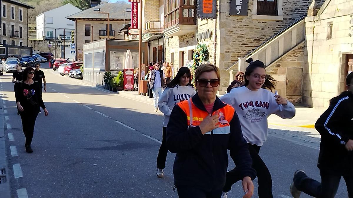 GALERÍA | El Cristo Resucitado "Pincha Tajadas", a la carrera por Puebla de Sanabria
