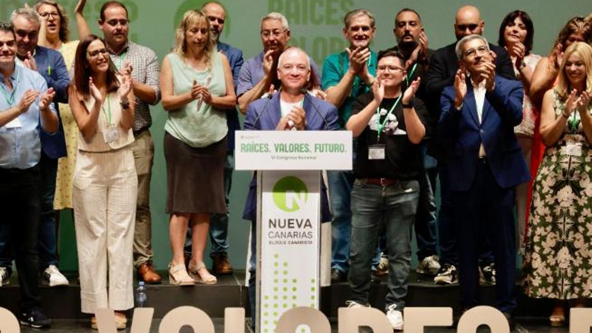 Luis Campos, rodeado de la nueva dirección del partido.