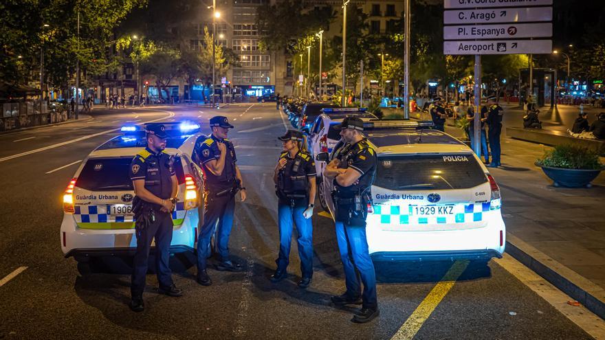 Patrullas de la Guardia Urbana en la plaza Universitat, en Barcelona