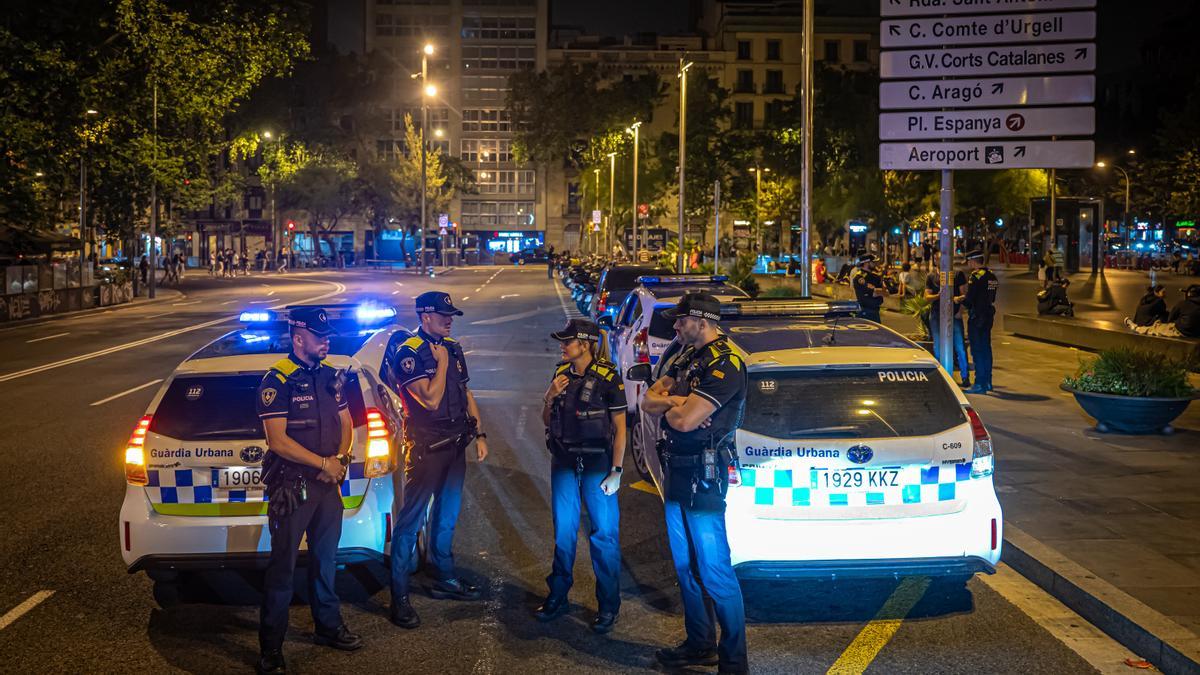 Patrullas de la Guardia Urbana en la plaza Universitat, en Barcelona