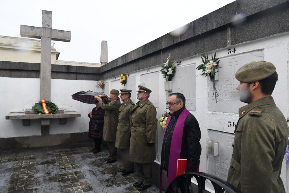 El acto ha consistido en la ofrenda de una corona de laurel y el responso del capellán castrense en memoria del personal militar enterrado en el Panteón Militar.