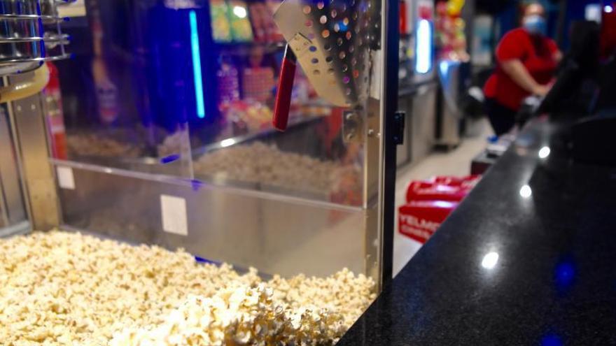 Ambigú del cine del centro comercial de Los Rosales. |   // CARLOS PARDELLAS