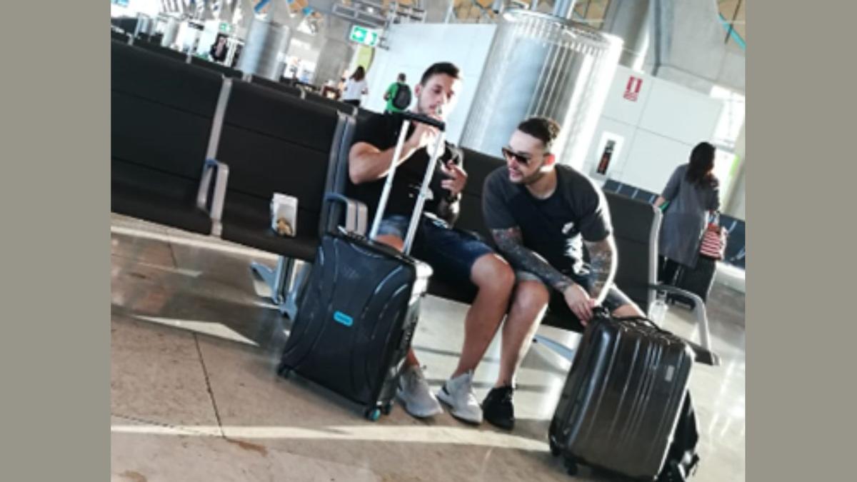Di Francesco (con gafas) y Carlos La Mola, en la T4 del aeropuerto de Barajas, antes de coger un avión a Alemania, en 2019.