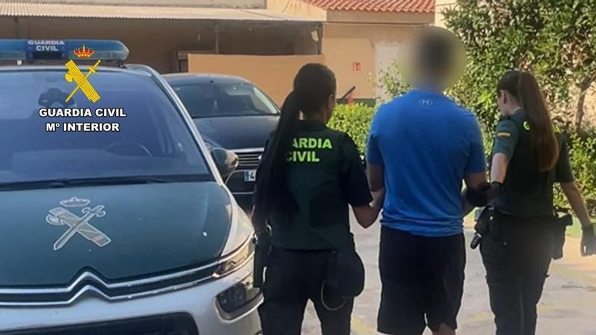 Traslado de uno de los detenidos.