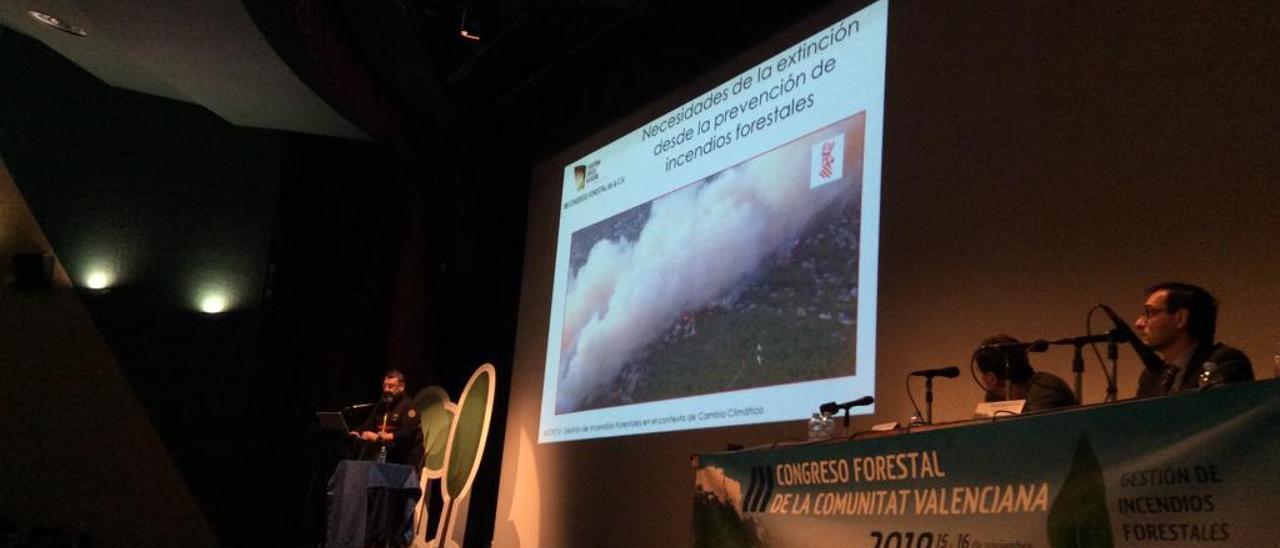 El técnico forestal Raúl Quílez muestra una fotografía del incendio de la Granadella de 2016.