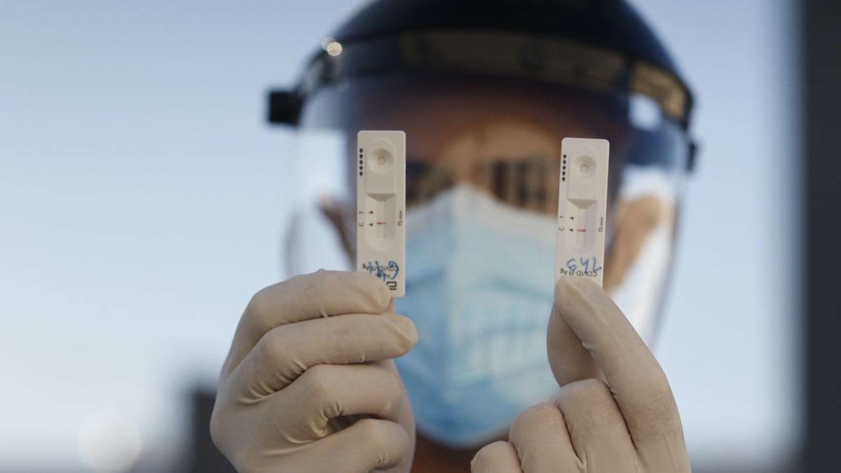 Un profesional sanitario muestra unas pruebas de coronavirus.